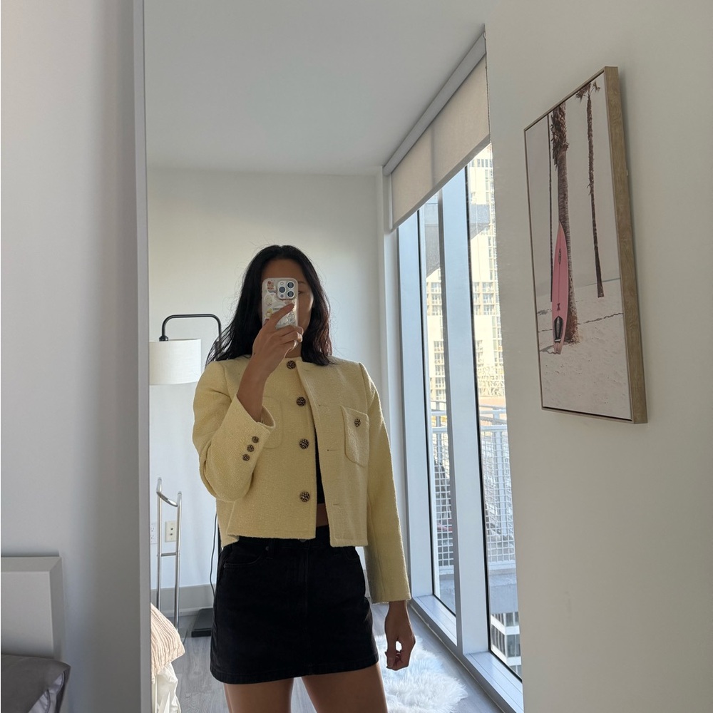 Cropped yellow jacket